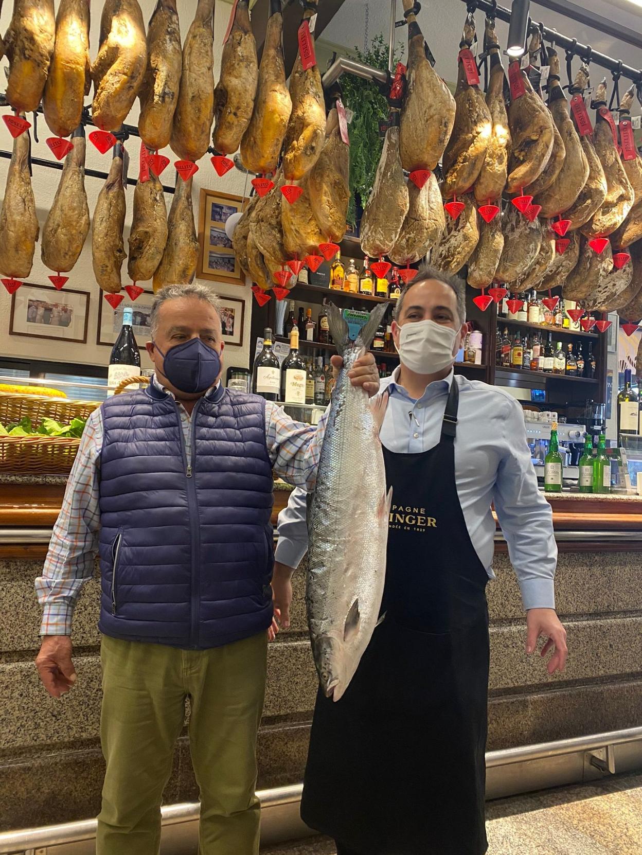 Olegario González y Víctor Alonso, de La Nueva Zamorana de Gijón, con el campanu del Narcea que adquirieron en Cornellana. 