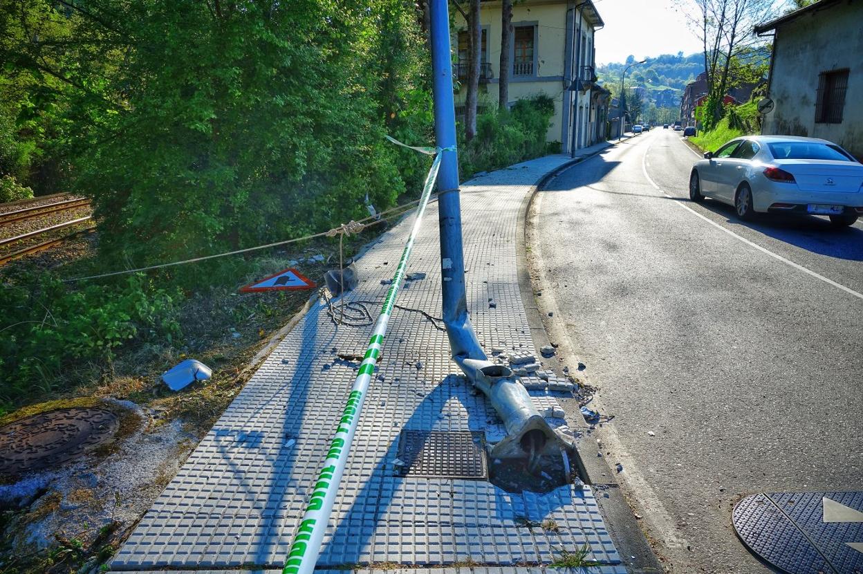 El todoterreno impactó contra una farola en la curva del Canalón, a la entrada de Infiesto. 