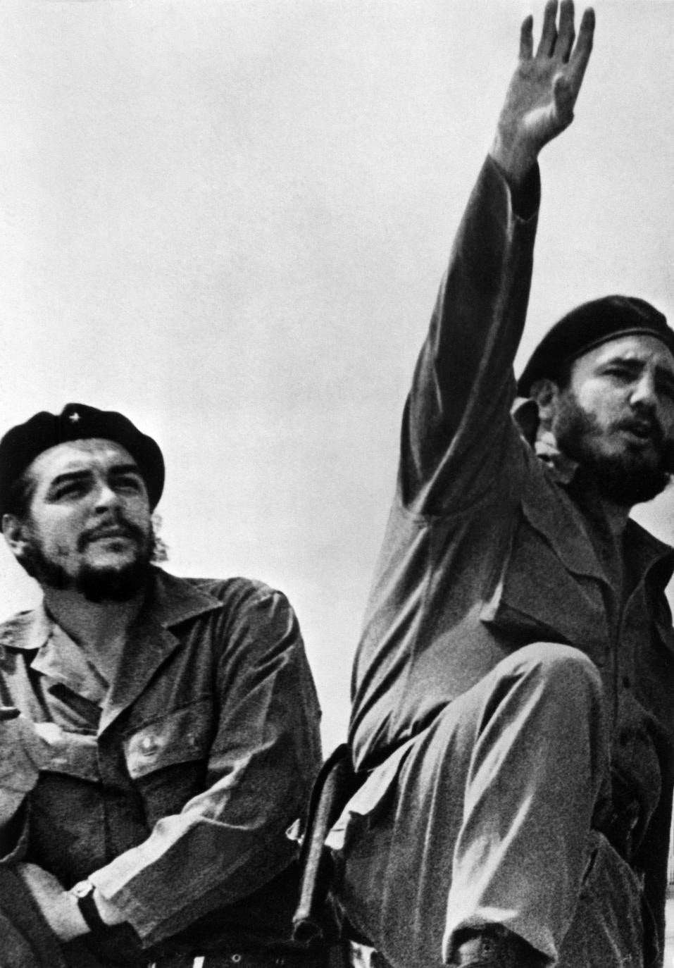 Días después de que Raul Castro anunciara que abandona la dirección de Cuba se cumple una década de la renuncia de Fidel Castro a la dirección del Partido Comunista Cubano, cargo en el que le sucedió su hermano. Un breve recorrido gráfico por los años de gobierno de El Comandante que dirigió durante cinco décadas un país convertido en símbolo con tantos detractores como defensores.