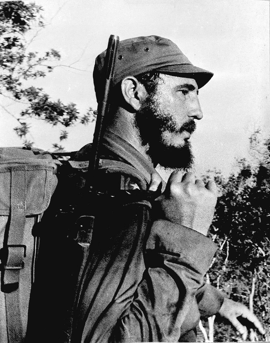 Días después de que Raul Castro anunciara que abandona la dirección de Cuba se cumple una década de la renuncia de Fidel Castro a la dirección del Partido Comunista Cubano, cargo en el que le sucedió su hermano. Un breve recorrido gráfico por los años de gobierno de El Comandante que dirigió durante cinco décadas un país convertido en símbolo con tantos detractores como defensores.