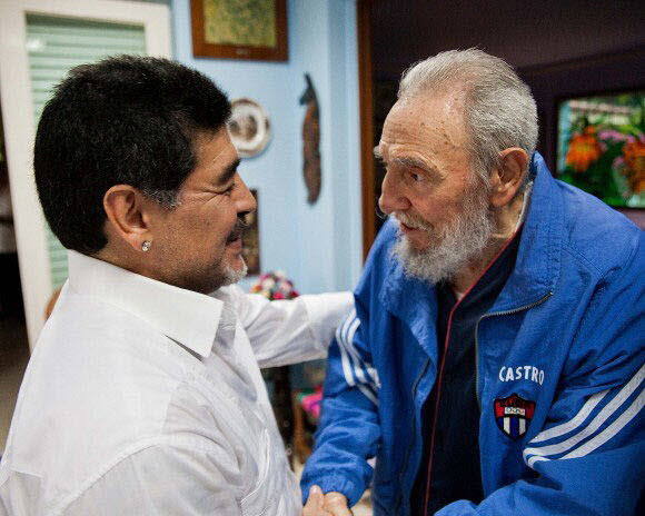 Días después de que Raul Castro anunciara que abandona la dirección de Cuba se cumple una década de la renuncia de Fidel Castro a la dirección del Partido Comunista Cubano, cargo en el que le sucedió su hermano. Un breve recorrido gráfico por los años de gobierno de El Comandante que dirigió durante cinco décadas un país convertido en símbolo con tantos detractores como defensores.