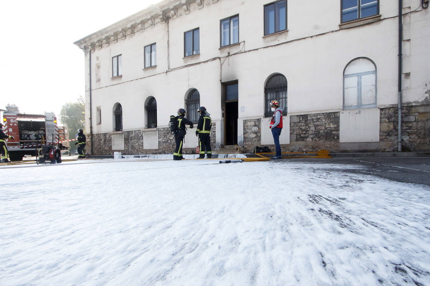 Los Bomberos de Gijón tuvieron que intervenir este lunes para extinguir un incendio originado en la sala de calderas de la Iglesia de Jove, que solo causó daños materiales. El fuego, controlado en apenas media hora, causó fugas de gasóleo del depósito, lo que hizo necesario la utilización de una turba absorbente para hidrocarburos y reparar la conexión del tubo por el que se produjo el escape. 