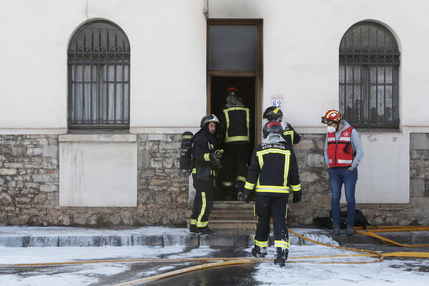 Los Bomberos de Gijón tuvieron que intervenir este lunes para extinguir un incendio originado en la sala de calderas de la Iglesia de Jove, que solo causó daños materiales. El fuego, controlado en apenas media hora, causó fugas de gasóleo del depósito, lo que hizo necesario la utilización de una turba absorbente para hidrocarburos y reparar la conexión del tubo por el que se produjo el escape. 