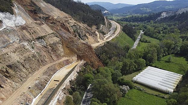 El argayo de Salas, desprendido sobre la autovía que se construía y la Nacional 634. 