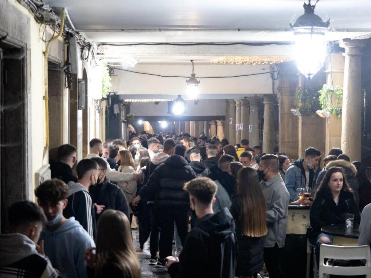 Jóvenes en la calle de Galiana en el primer fin de semana desde la la flexibilización de restricciones. 
