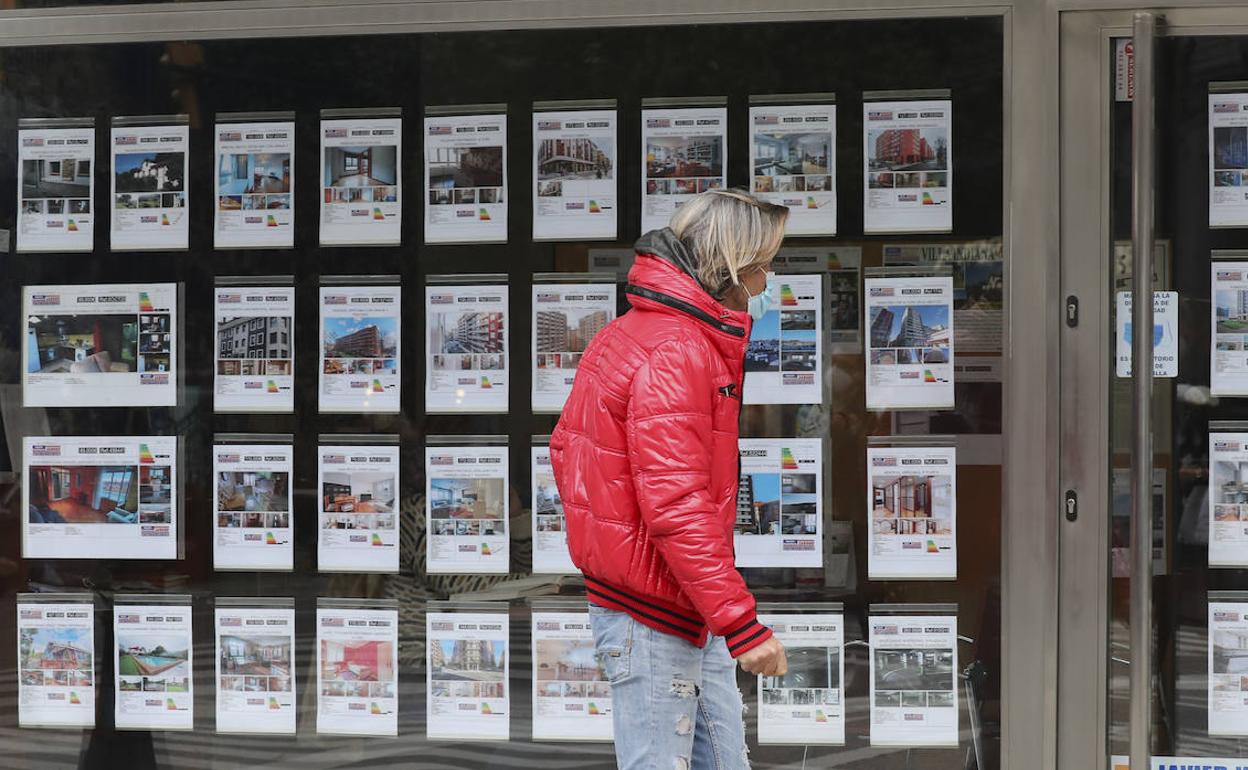 Escaparate de una agencia inmobiliaria