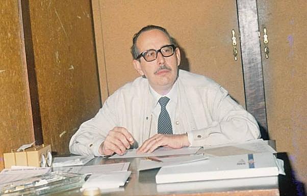 José Luis Carrión en su mesa arbitral. 