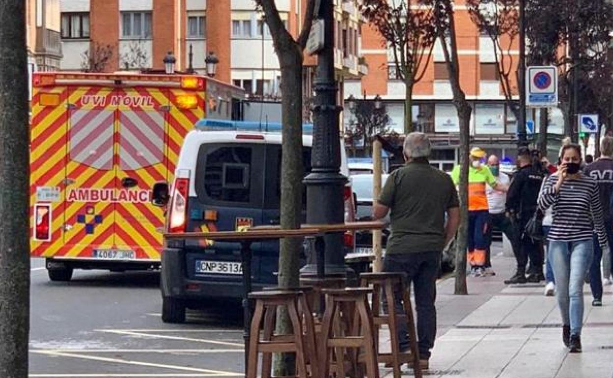 La calle Marcos Peña Royo, instantes después de que la mujer apuñalase a su exmarido.