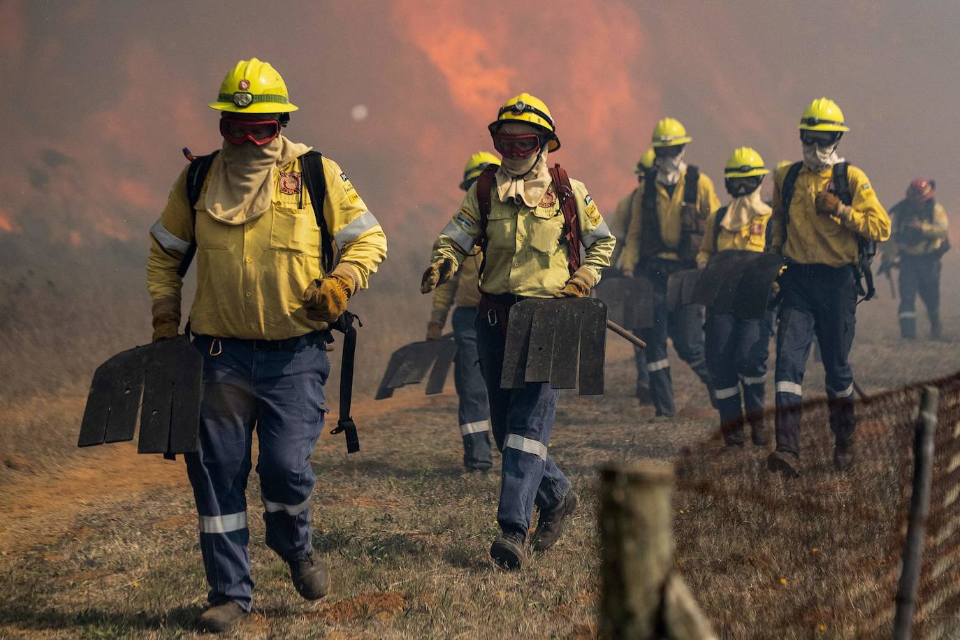 El incendio, que se originó en el Parque Nacional de Table Mountain, arrasó varios inmuebles de la Universidad, entre los que se encontraba la Biblioteca Jagger, con más de 200 años de historia. Los estudiantes y el personal universitario fueron evacuados y llevados a «lugares predeterminados». Hasta cuatro helicópteros y más de 120 bomberos se desplegaron en la montaña para intentar sofocar las llamas, informó el gestor de incendios del Parque Nacional