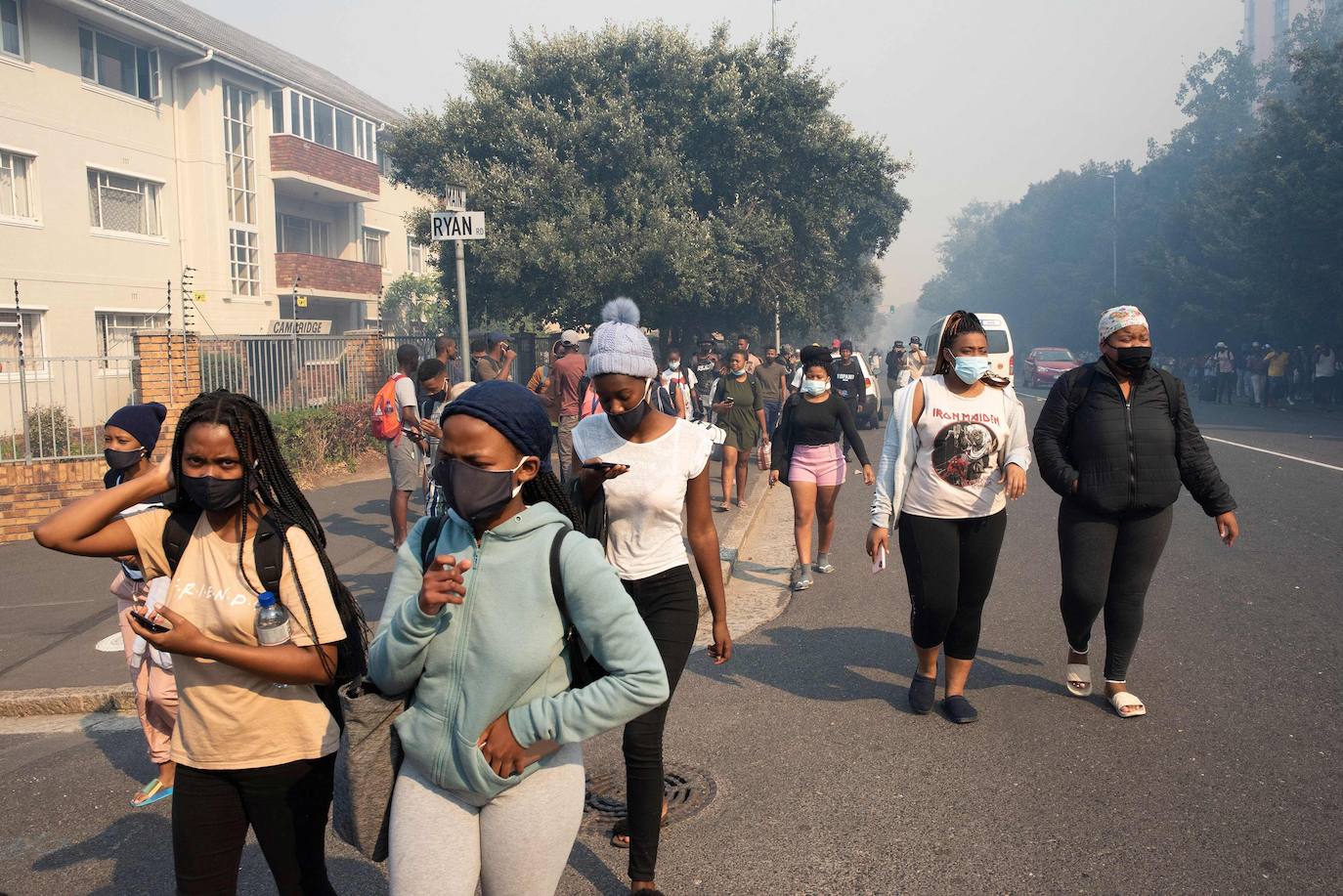 El incendio, que se originó en el Parque Nacional de Table Mountain, arrasó varios inmuebles de la Universidad, entre los que se encontraba la Biblioteca Jagger, con más de 200 años de historia. Los estudiantes y el personal universitario fueron evacuados y llevados a «lugares predeterminados». Hasta cuatro helicópteros y más de 120 bomberos se desplegaron en la montaña para intentar sofocar las llamas, informó el gestor de incendios del Parque Nacional