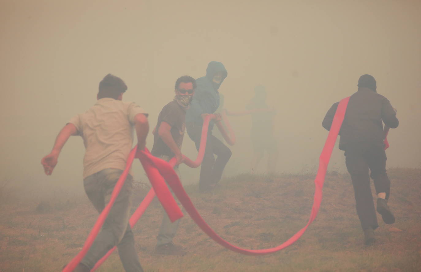 El incendio, que se originó en el Parque Nacional de Table Mountain, arrasó varios inmuebles de la Universidad, entre los que se encontraba la Biblioteca Jagger, con más de 200 años de historia. Los estudiantes y el personal universitario fueron evacuados y llevados a «lugares predeterminados». Hasta cuatro helicópteros y más de 120 bomberos se desplegaron en la montaña para intentar sofocar las llamas, informó el gestor de incendios del Parque Nacional