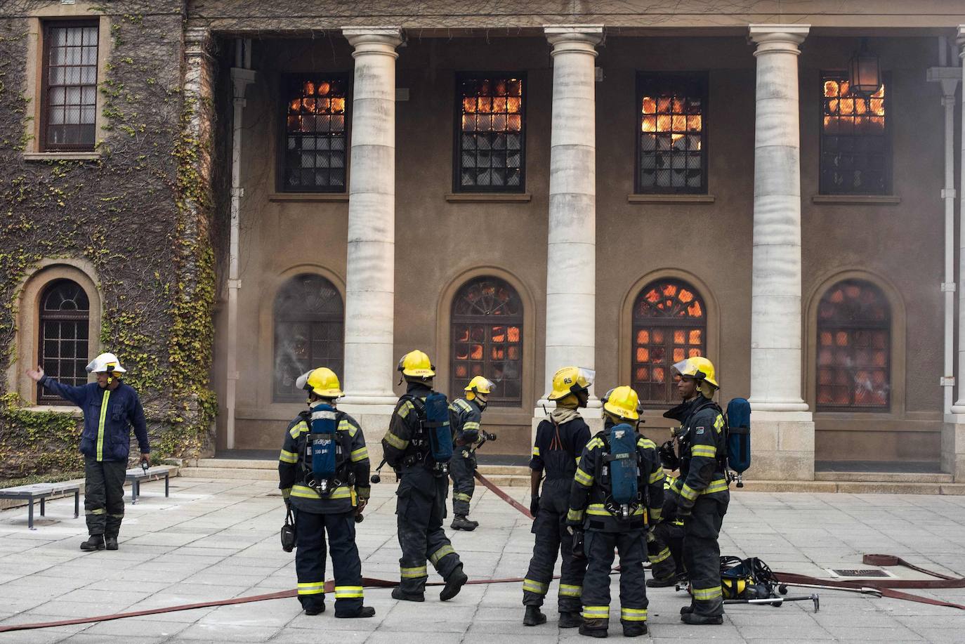 El incendio, que se originó en el Parque Nacional de Table Mountain, arrasó varios inmuebles de la Universidad, entre los que se encontraba la Biblioteca Jagger, con más de 200 años de historia. Los estudiantes y el personal universitario fueron evacuados y llevados a «lugares predeterminados». Hasta cuatro helicópteros y más de 120 bomberos se desplegaron en la montaña para intentar sofocar las llamas, informó el gestor de incendios del Parque Nacional