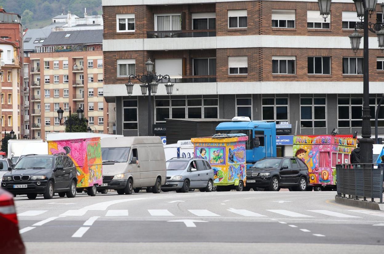 Caravana de feriantes, muchos de ellos con sus atracciones a remolque, ayer en el centro de Oviedo. 