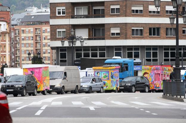 Los feriantes recorren las calles de Oviedo para protestar por su cierre: «Nuestro sector es seguro»