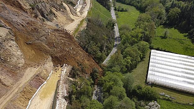 El argayo afecta a la plataforma de la futura autovía y a la calzada de la N-634 junto al río Nonaya. 