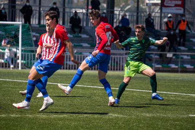 El Sporting B se pierde en el laberinto por evitar el descenso