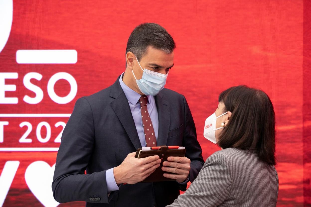 Sánchez y la presidenta del PSOE, Cristina Narbona, ayer en una reunión de su ejecutiva. 