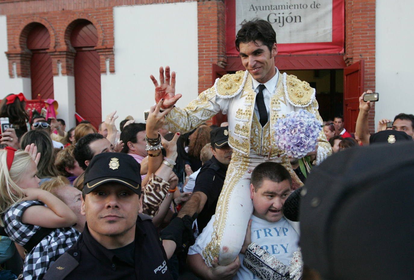 El Bibio se quedó en 2020 por primera vez sin festejos taurinos desde 1941. Fue la única falta en siete décadas. Inaugurada en 1888, la plaza de toros gijonesa ha vivido muy pocos años de sequía a lo largo de su historia. Por diferentes circunstancias, incluido el paréntesis de la Guerra Civil, no hubo corridas en 1915, 1936, 1937, 1938, 1939 y 1940. Para 2021, el Ayuntamiento ya ha mostrado su «total colaboración» para retomar la Feria de Nuestra Señora de Begoña, aunque sea en un formato más reducido. 2010.