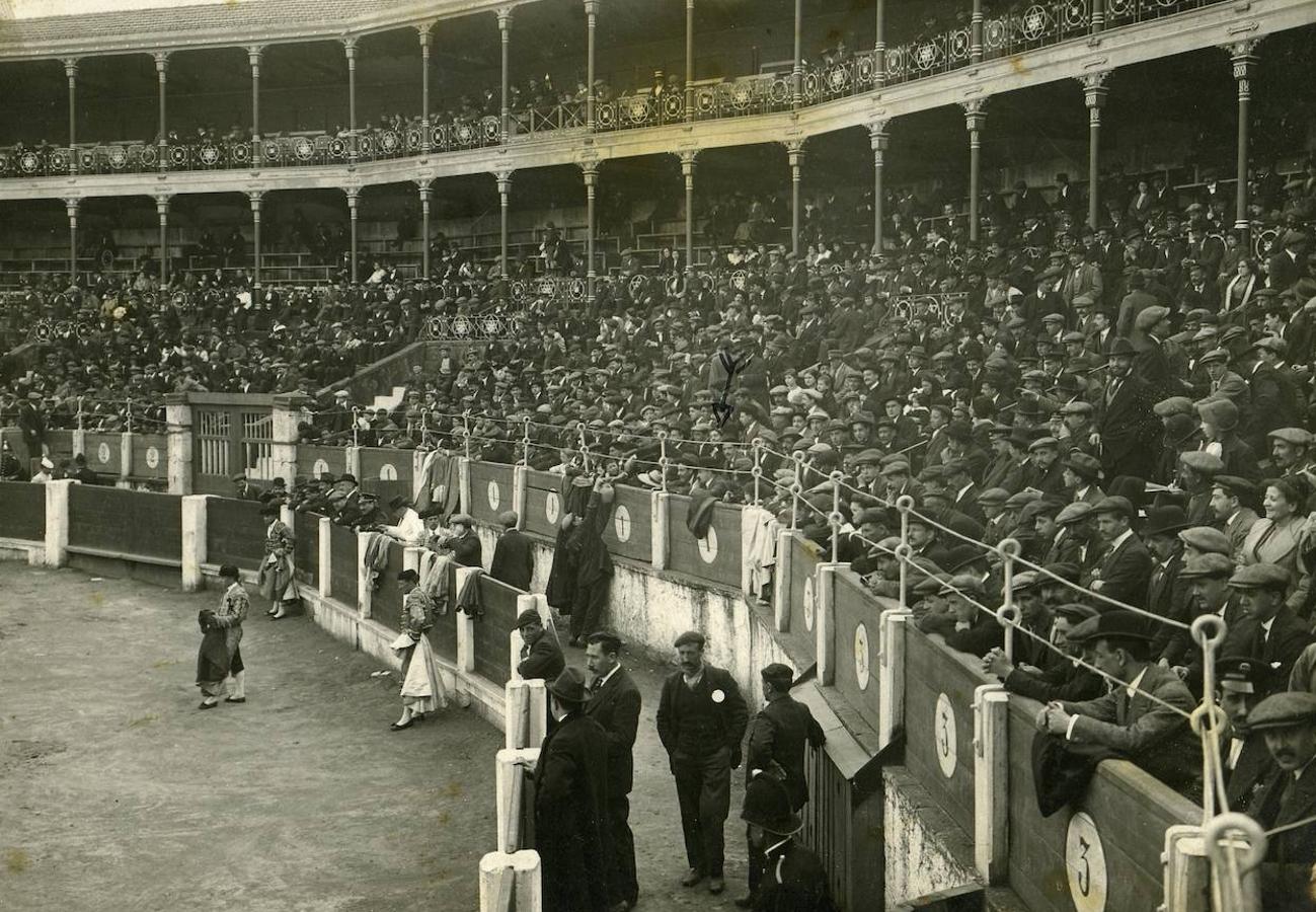 El Bibio se quedó en 2020 por primera vez sin festejos taurinos desde 1941. Fue la única falta en siete décadas. Inaugurada en 1888, la plaza de toros gijonesa ha vivido muy pocos años de sequía a lo largo de su historia. Por diferentes circunstancias, incluido el paréntesis de la Guerra Civil, no hubo corridas en 1915, 1936, 1937, 1938, 1939 y 1940. Para 2021, el Ayuntamiento ya ha mostrado su «total colaboración» para retomar la Feria de Nuestra Señora de Begoña, aunque sea en un formato más reducido. 1920.