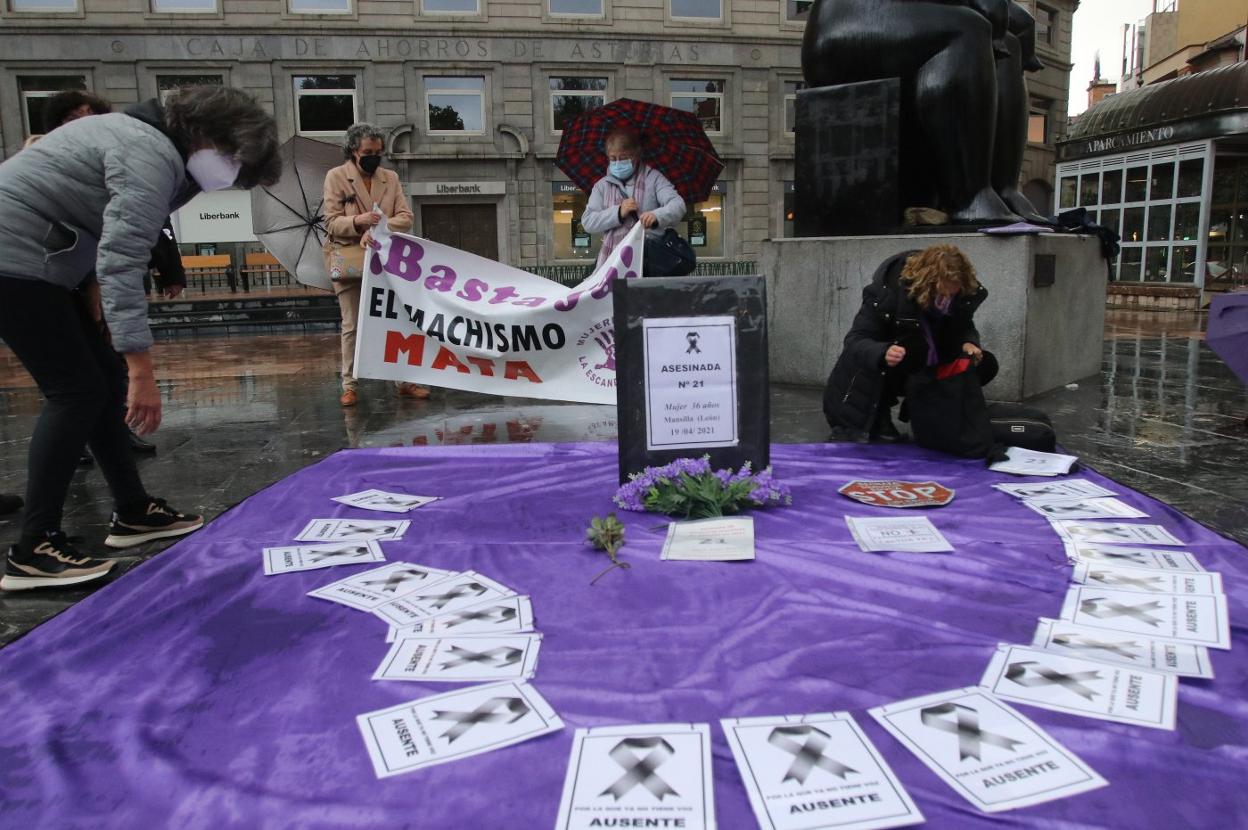 Un momento de la concentración ayer en la Escandalera contra el asesinato en Mansilla de las Mulas. 