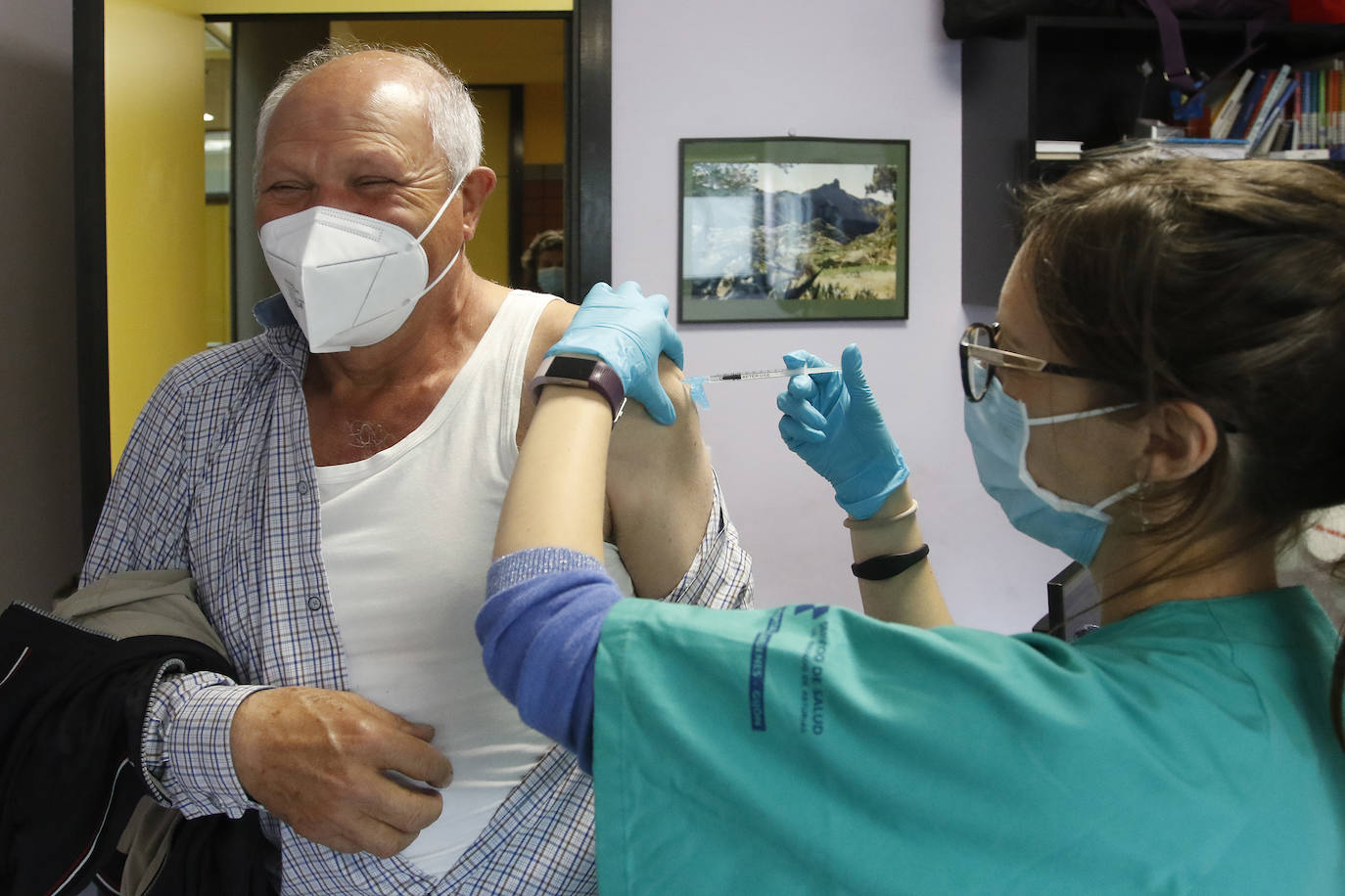 Asturias comenzó este jueves a administrar las primeras 3.150 dosis de Janssen recepcionadas el miércoles. Y lo ha hecho en las áreas sanitarias IV y V, con cabeceras en Oviedo y Gijón respectivamente.