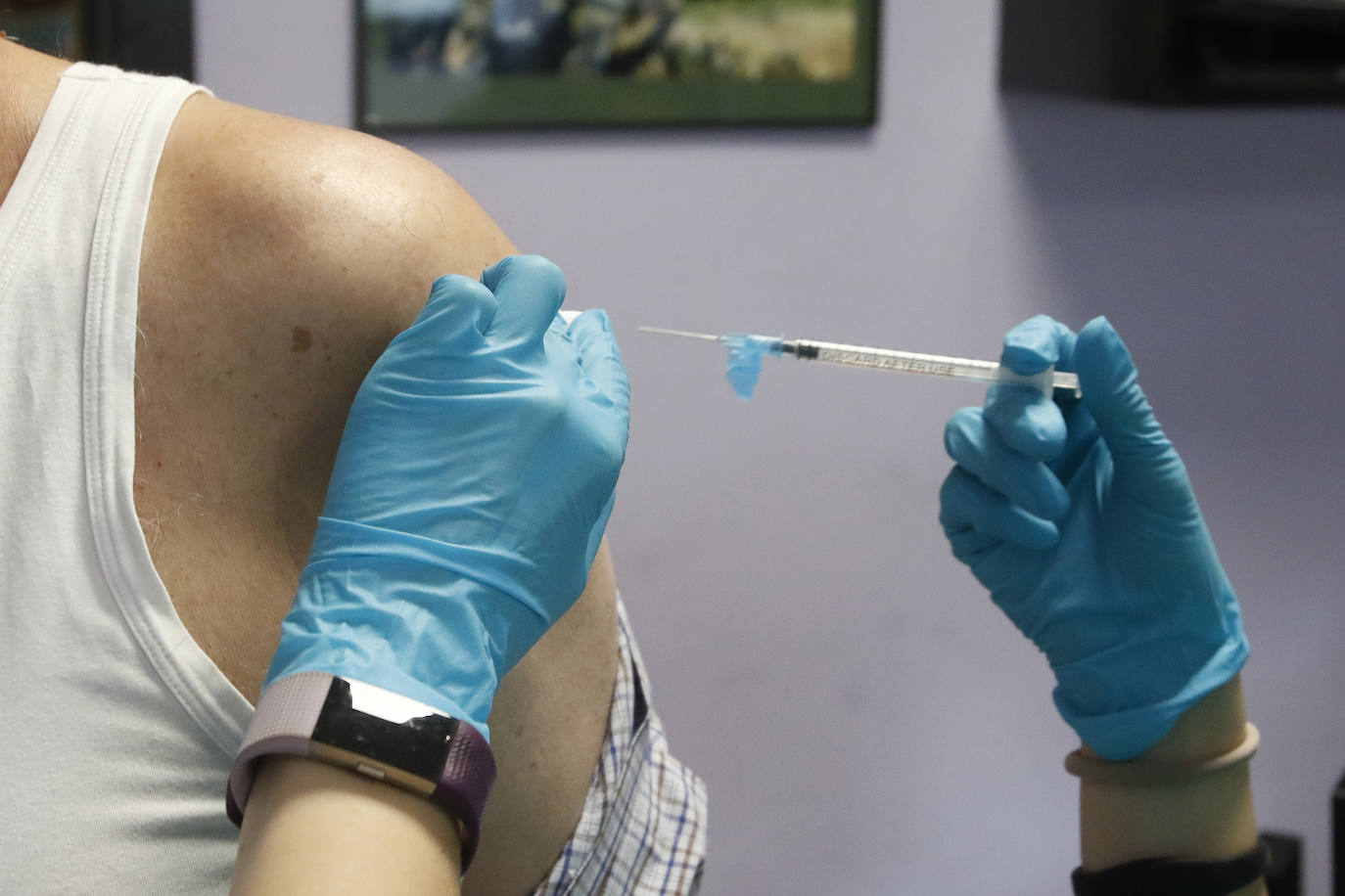 Asturias comenzó este jueves a administrar las primeras 3.150 dosis de Janssen recepcionadas el miércoles. Y lo ha hecho en las áreas sanitarias IV y V, con cabeceras en Oviedo y Gijón respectivamente.