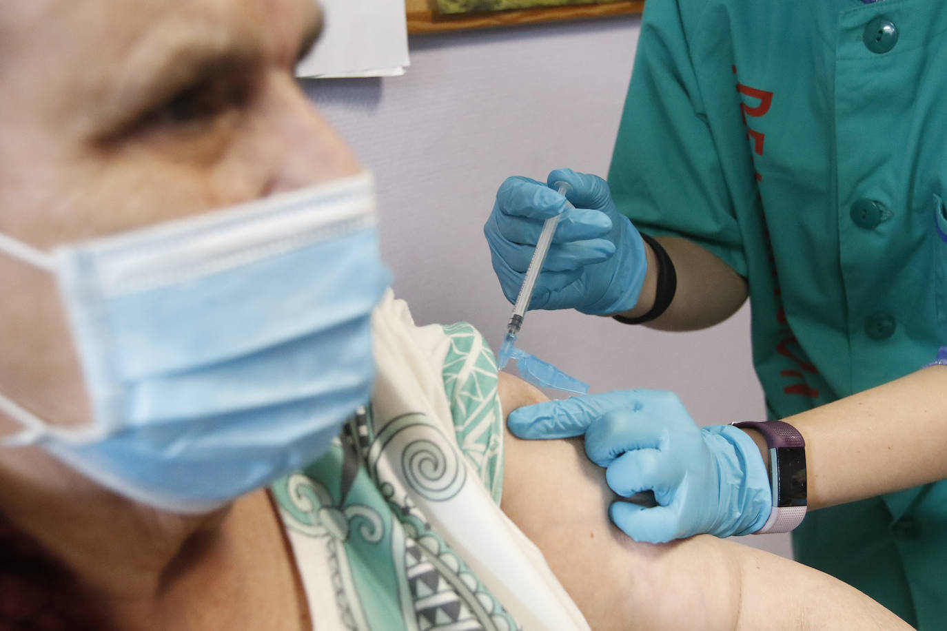 Asturias comenzó este jueves a administrar las primeras 3.150 dosis de Janssen recepcionadas el miércoles. Y lo ha hecho en las áreas sanitarias IV y V, con cabeceras en Oviedo y Gijón respectivamente.