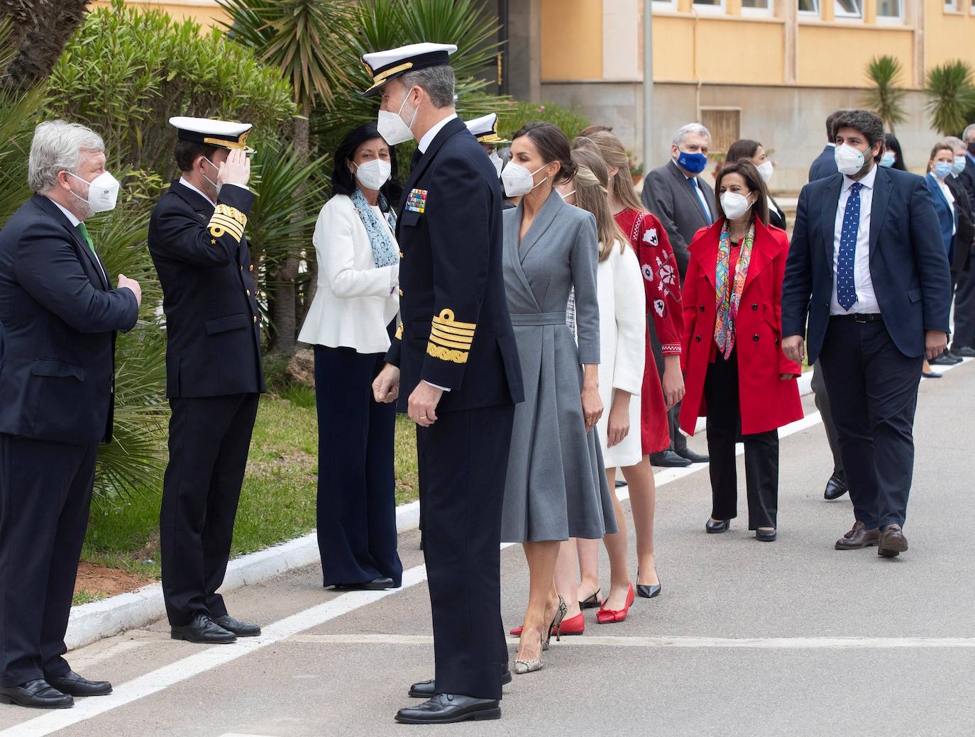 Los Reyes han presidido este jueves el inicio de la puesta a flote del nuevo submarino de la Armada española, el S-81 Isaac Peral, en los astilleros de Navantia en Cartagena. La Princesa Leonor, madrina del bautizo del sumergible, y la infanta Sofía han acompañado a los Reyes. Se trata del primer acto con un marcado carácter militar de la Princesa de Asturias. 