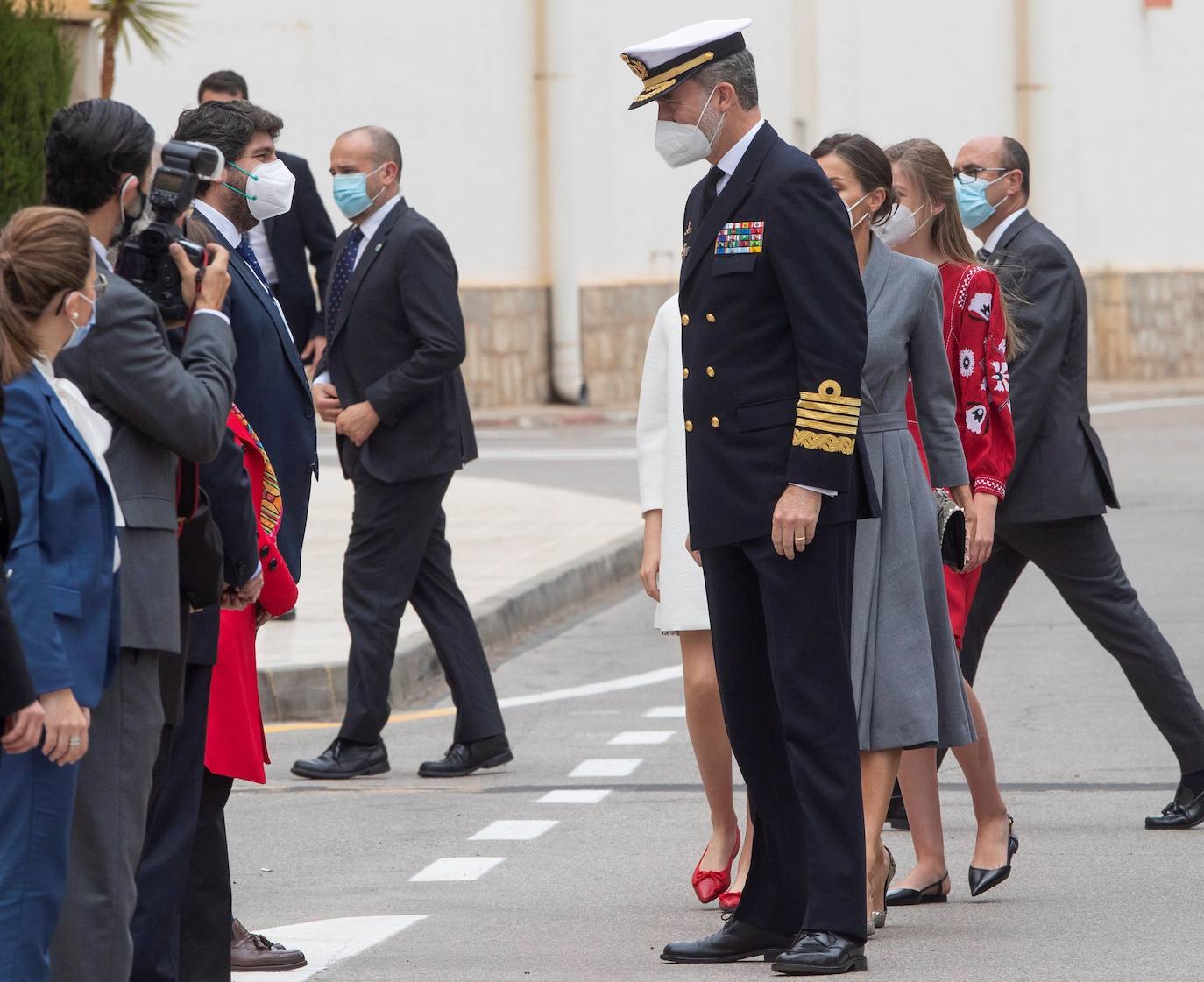 Los Reyes han presidido este jueves el inicio de la puesta a flote del nuevo submarino de la Armada española, el S-81 Isaac Peral, en los astilleros de Navantia en Cartagena. La Princesa Leonor, madrina del bautizo del sumergible, y la infanta Sofía han acompañado a los Reyes. Se trata del primer acto con un marcado carácter militar de la Princesa de Asturias. 