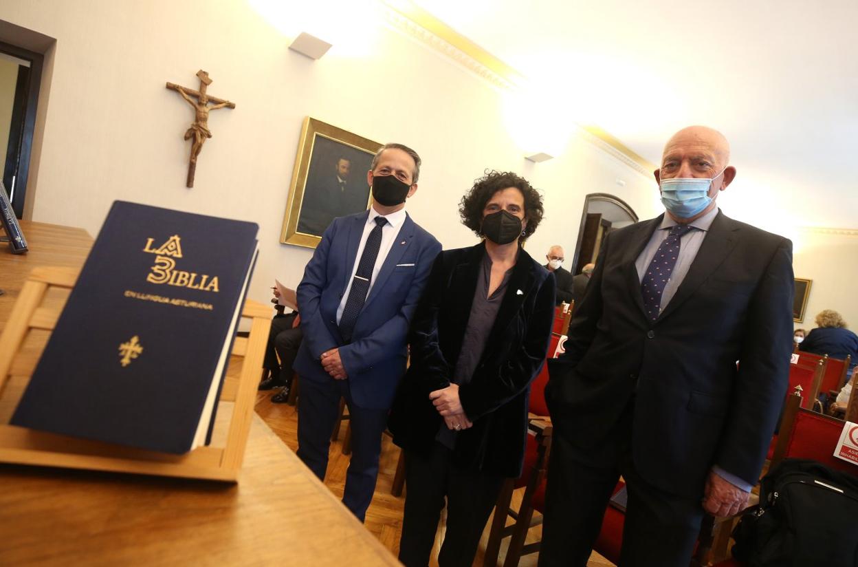 Luis Fajardo, Berta Piñán y Ramón Rodríguez, ayer en el Ridea junto a un ejemplar de la Biblia en asturiano. 