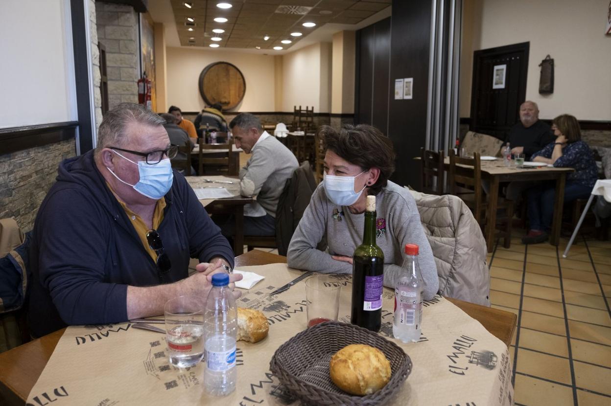 El interior de la hostelería, hasta las 21 horas con un aforo máximo de cuatro personas por mesa. 