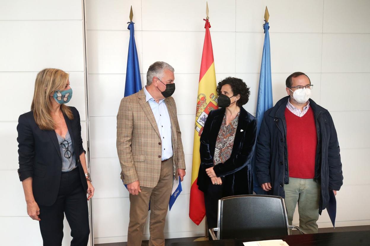 Graciela Blanco, Belarmino Feito, Berta Piñán y el presidente de la Asociación de Turismo Activo (Ataya), Julio Bobes, en la reunión de ayer . 