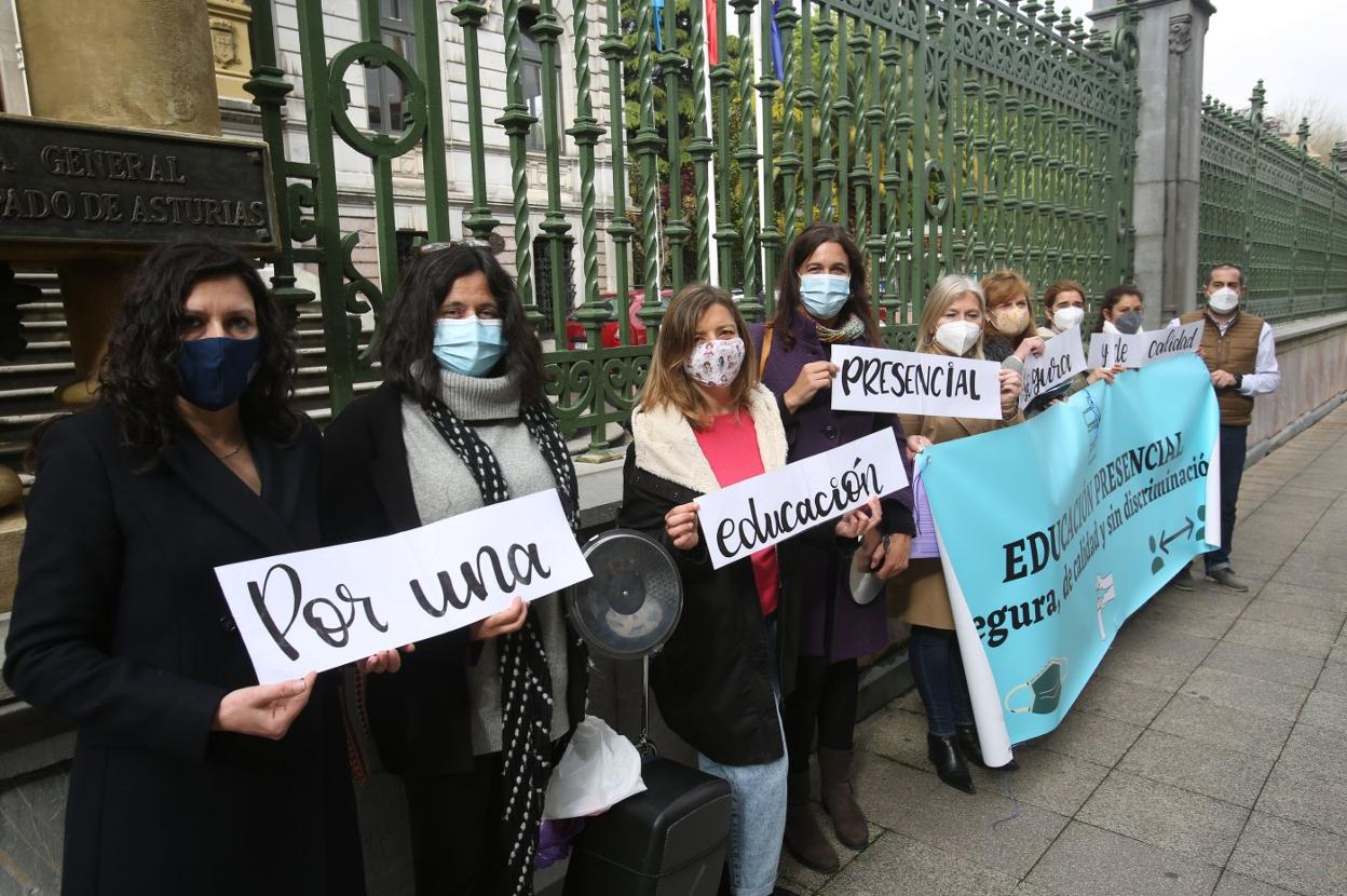Protesta de la plataforma en defensa de la educación presencial, ayer, ante la Junta General. 