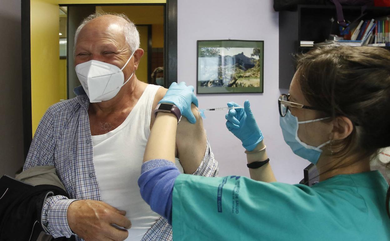 Uno de los primeros vacunados en Gijón con Janssen, en el centro de salud Parque-Somió.