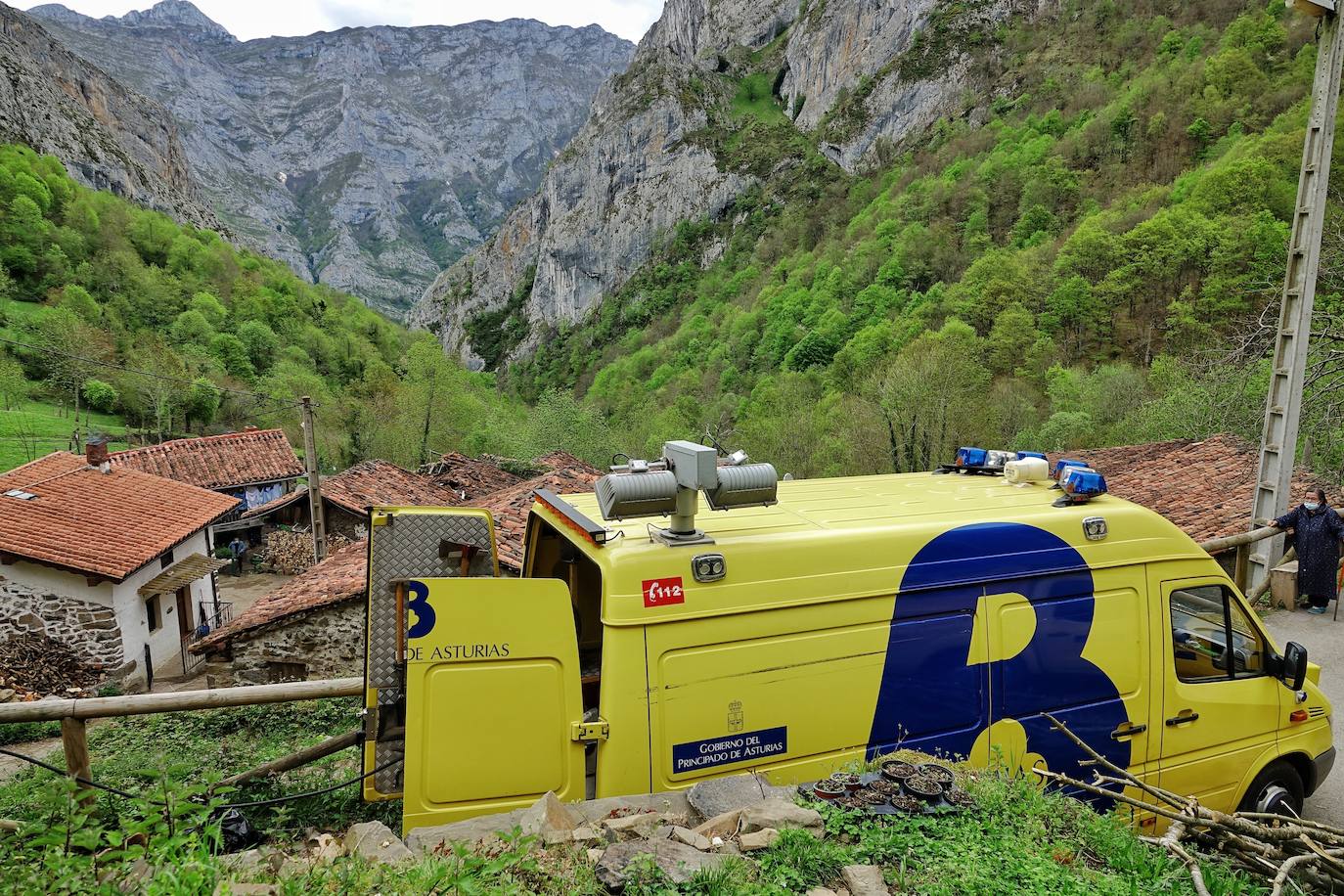Un hombre de 55 años falleció este viernes en la localidad pongueta de Viboli cuando uno de los troncos con los que trabajaba cayó sobre él, golpeándole en la cabeza.