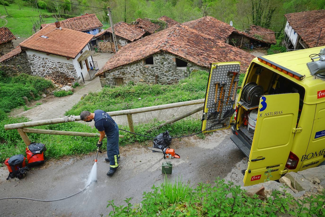 Un hombre de 55 años falleció este viernes en la localidad pongueta de Viboli cuando uno de los troncos con los que trabajaba cayó sobre él, golpeándole en la cabeza.