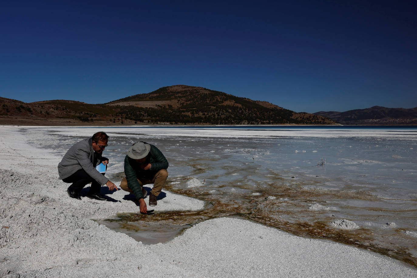 Un lago de unos 40 kilómetros cuadrados en el suroeste de Turquía ha atraído la atención de los científicos por las similitudes que ven con el cráter Jezero de Marte, donde aterrizó el explorador Perseverance de la NASA. Los investigadores creen que el lago Salda, en la provincia de Burdur, comparte características minerales y geológicas similares al cráter Jezero