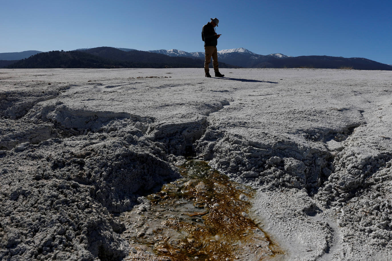 Un lago de unos 40 kilómetros cuadrados en el suroeste de Turquía ha atraído la atención de los científicos por las similitudes que ven con el cráter Jezero de Marte, donde aterrizó el explorador Perseverance de la NASA. Los investigadores creen que el lago Salda, en la provincia de Burdur, comparte características minerales y geológicas similares al cráter Jezero