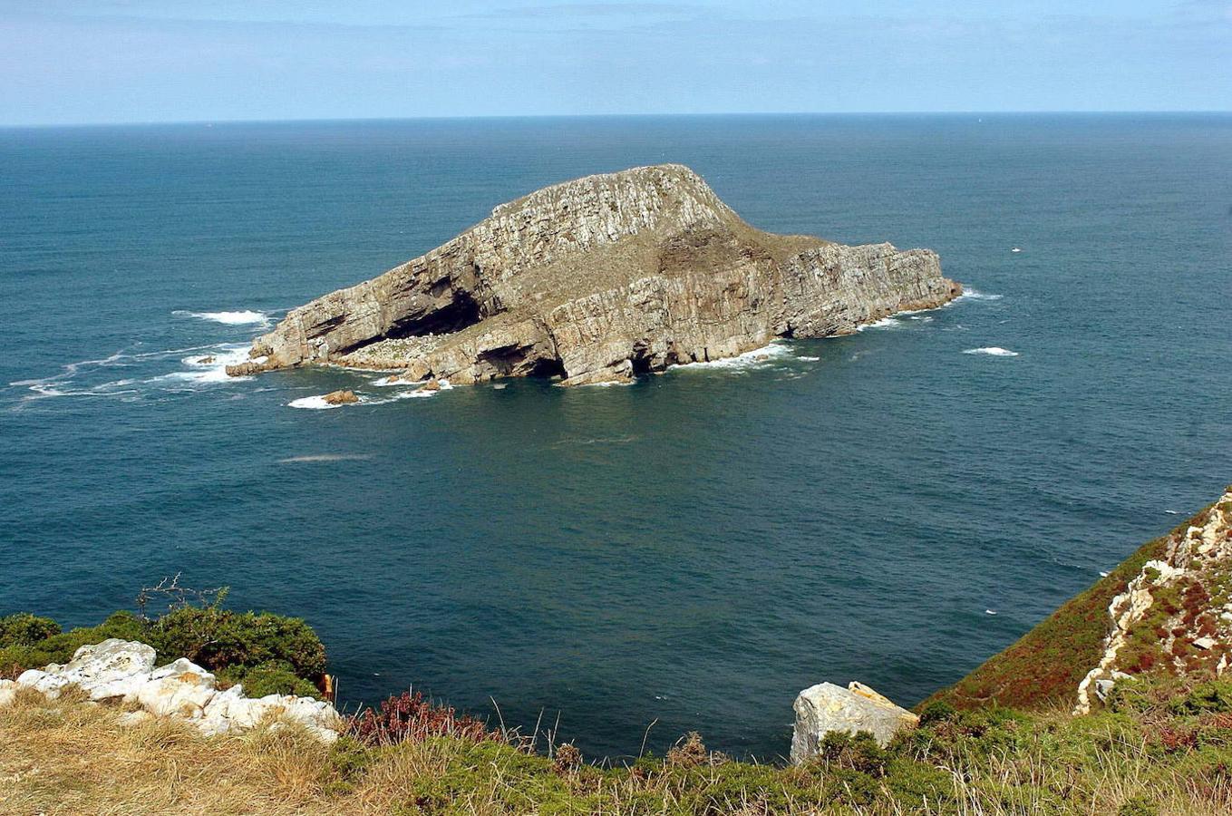 Isla La Deva y Playón de Bayas: Este conjunto declarado monumento natural y situado en el Principado de Asturias en el concejo de Castrillón y Soto del Barco, fue declarado monumento natural en 2002 y ocupa una superficie de 109,57 hectáreas, divididas entre el Playón de Bayas y acantilados de la Punta Socollo, la isla de La Deva y la superficie marítima entre la isla y la costa. Mientras que el Playón de Bayas cuenta con uno de los conjuntos dunares más representativos, la Isla La Deva conforma el mayor de los islotes costeros de la región con un gran interés paisajístico y biológico.