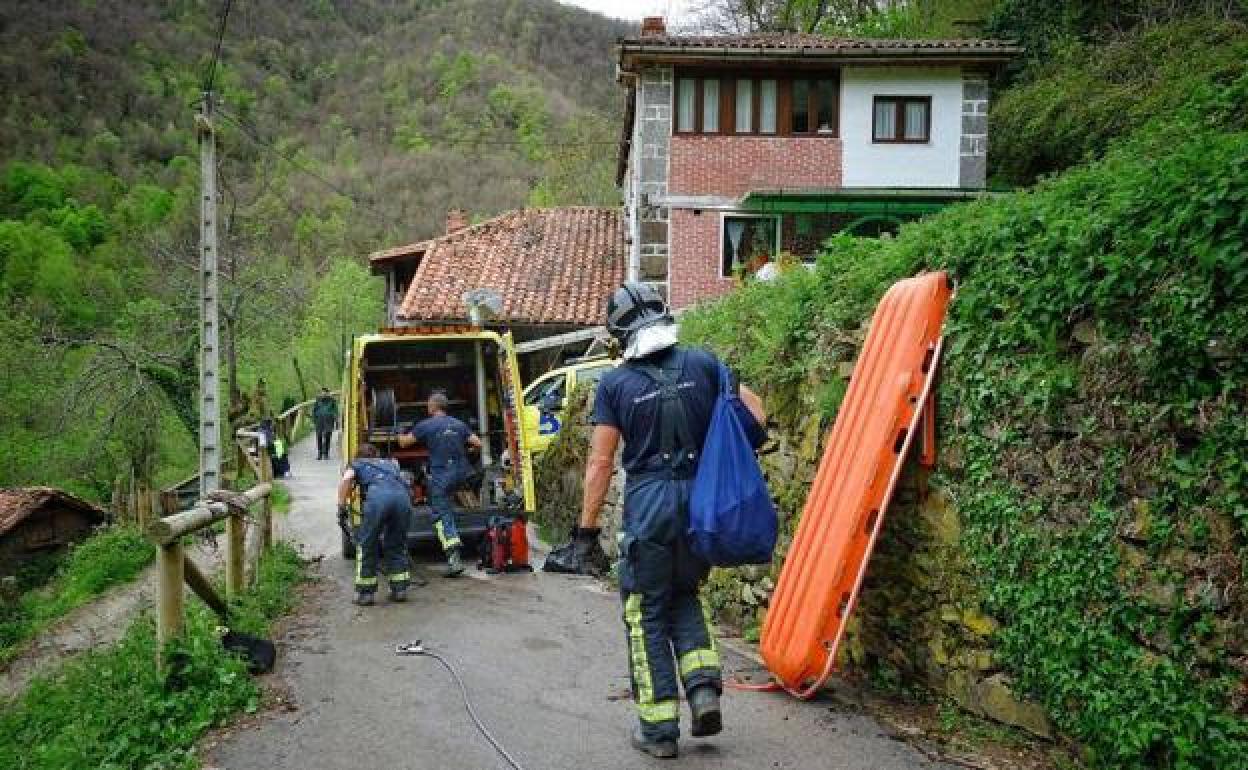 Miembros de Bomberos de Asturias en el lugar del suceso.