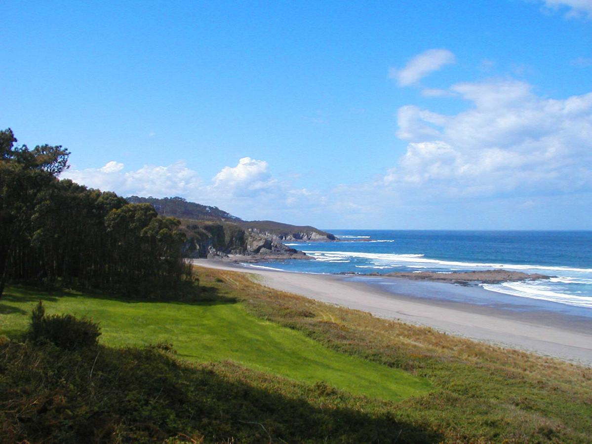 Barayo: Acantilados, exuberantes dunas y marismas, playas, bosques… Todo esto y mucho más es lo que encontrarás en esta Reserva Natural Parcial de la Biosfera de gran valor ecológico y paisajístico. Un arenal que supera los 3 kilómetros cuadrados de superficie y que combina la naturaleza y la tranquilidad de río, mar y bosque con la coexistencia de diferentes especies amenazadas en el Principado como la nutria, el ostrero común y el cormorán, además de otras que vuelan desde el norte de Europa a África y que también disfrutan de las marismas de agua semidulce. Un paisaje Protegido de la Costa Occidental de Asturias que está clasificado también como Reserva Natural Parcial, ZEPA y LIC.