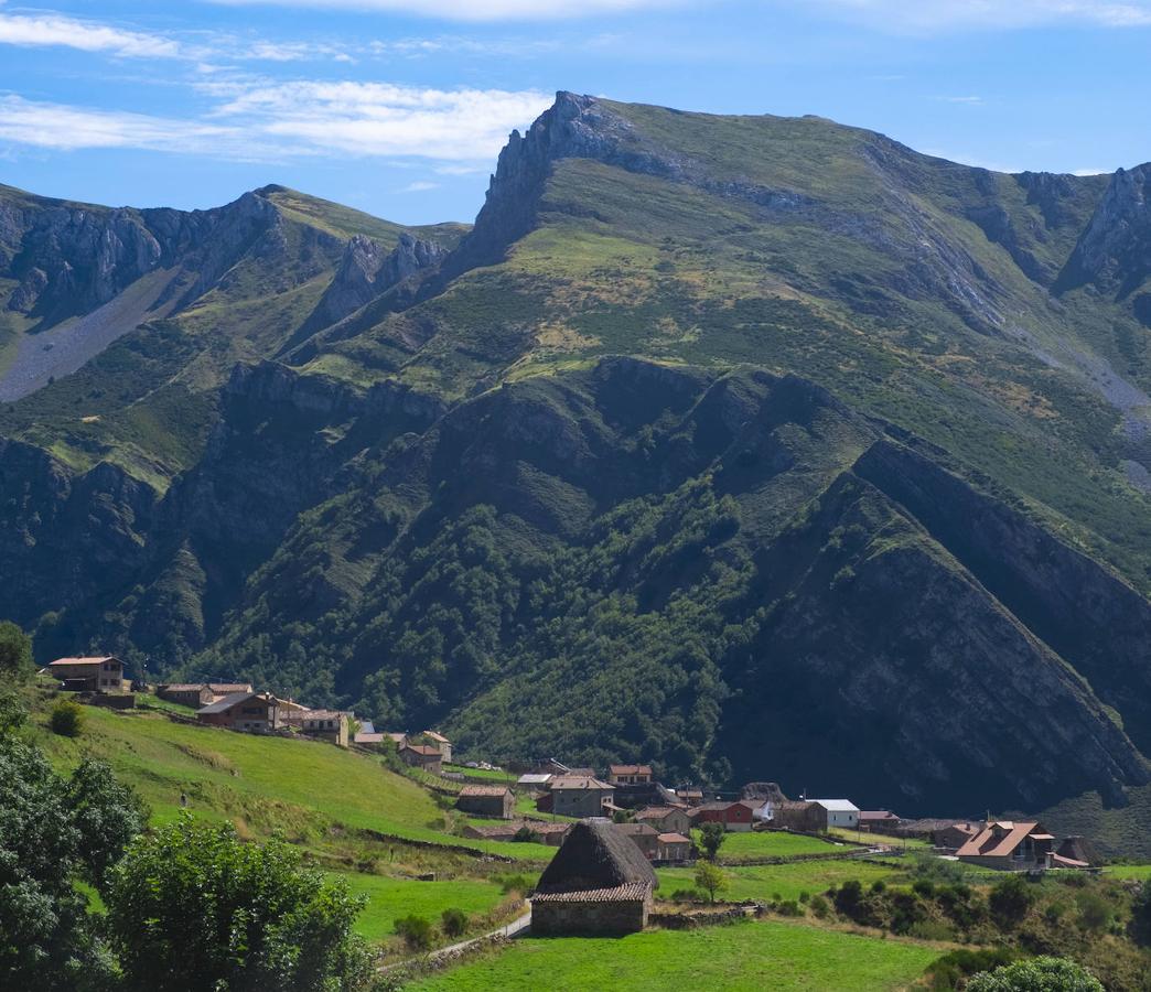 Parque Natural de Somiedo: Sus paisajes, su fauna, la flora, la gastronomía y sus gentes hacen de este rincón un lugar privilegiado. Su accidentado paisaje va desde los 400 metros a los casi 2.200 m y en él no faltan lagos tan impresionantes como los de Saliencia y del Valle, brañas como la Pornacal, Mumián o Sousas, en las que tampoco faltan los teitos (cabañas de piedra y techo de escobas y piornos que eran utilizadas por los vaqueiros de alzada y los ganaderos como refugio en las montañas). En 1988 fue declarado Parque Natural y Reserva de la Biosfera de Somiedo por la UNESCO en el 2000.