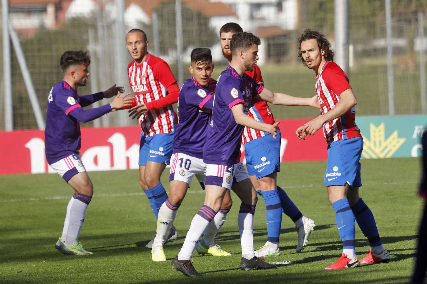 El Sporting B durante una jugada en un partido contra el Valladolid Promesas