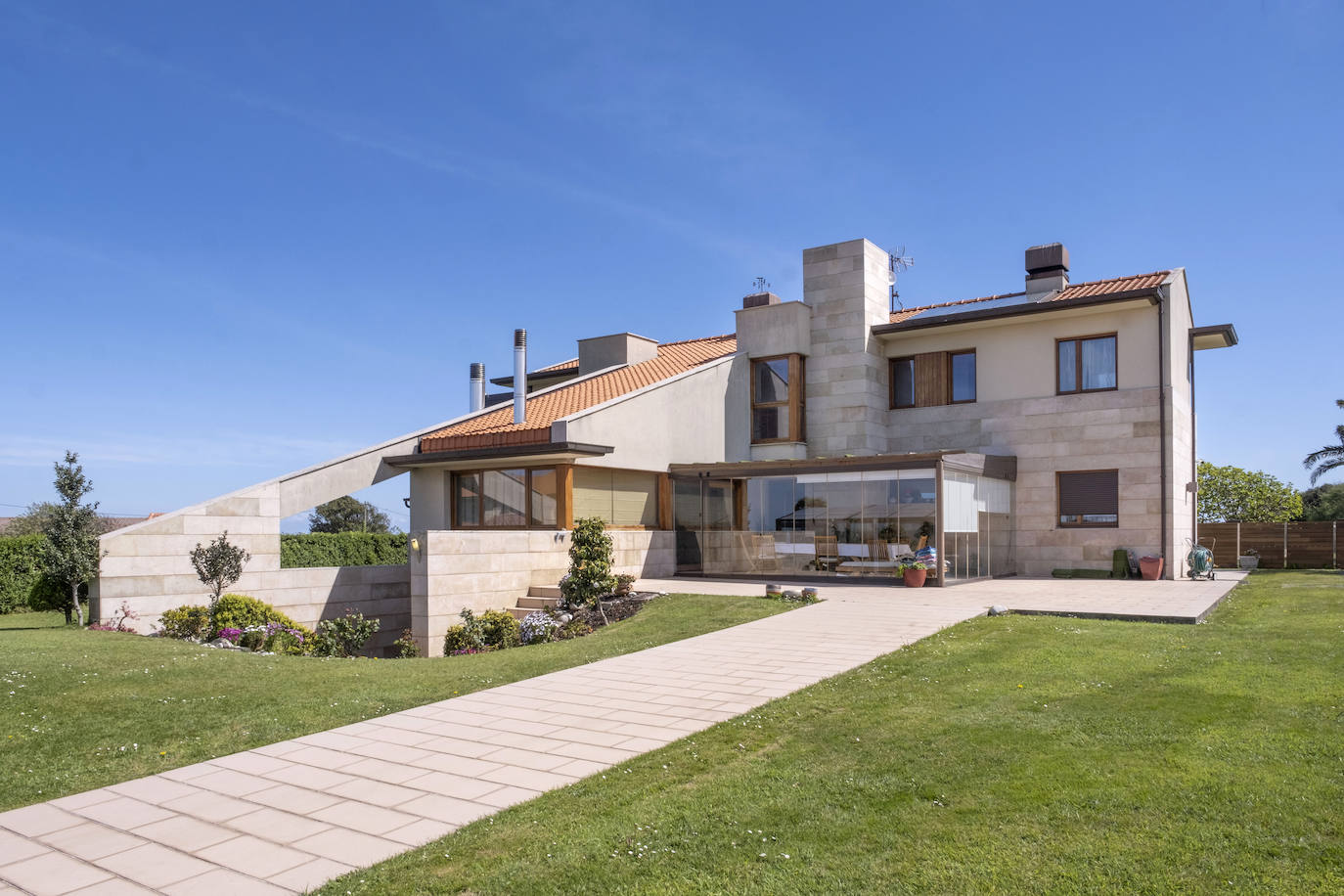 Frente al Cantábrico. Los propietarios de la sidrería El Restallu han invertido sus ahorros en la casa de sus sueños, un diseño arquitectónico concebido por Cosme Cuenca para disfrutar de las vistas al mar y a la montaña