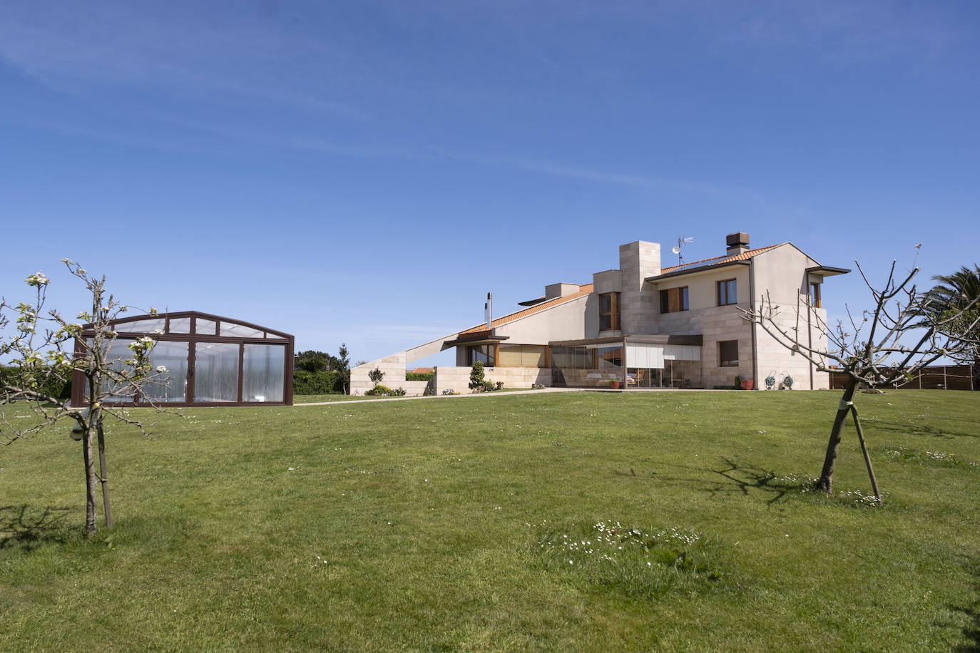 Frente al Cantábrico. Los propietarios de la sidrería El Restallu han invertido sus ahorros en la casa de sus sueños, un diseño arquitectónico concebido por Cosme Cuenca para disfrutar de las vistas al mar y a la montaña