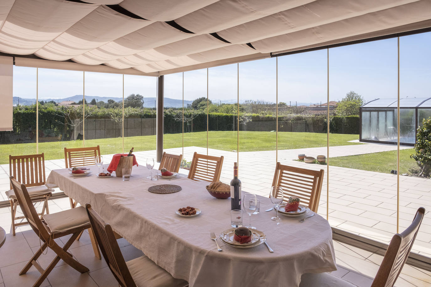 Frente al Cantábrico. Los propietarios de la sidrería El Restallu han invertido sus ahorros en la casa de sus sueños, un diseño arquitectónico concebido por Cosme Cuenca para disfrutar de las vistas al mar y a la montaña
