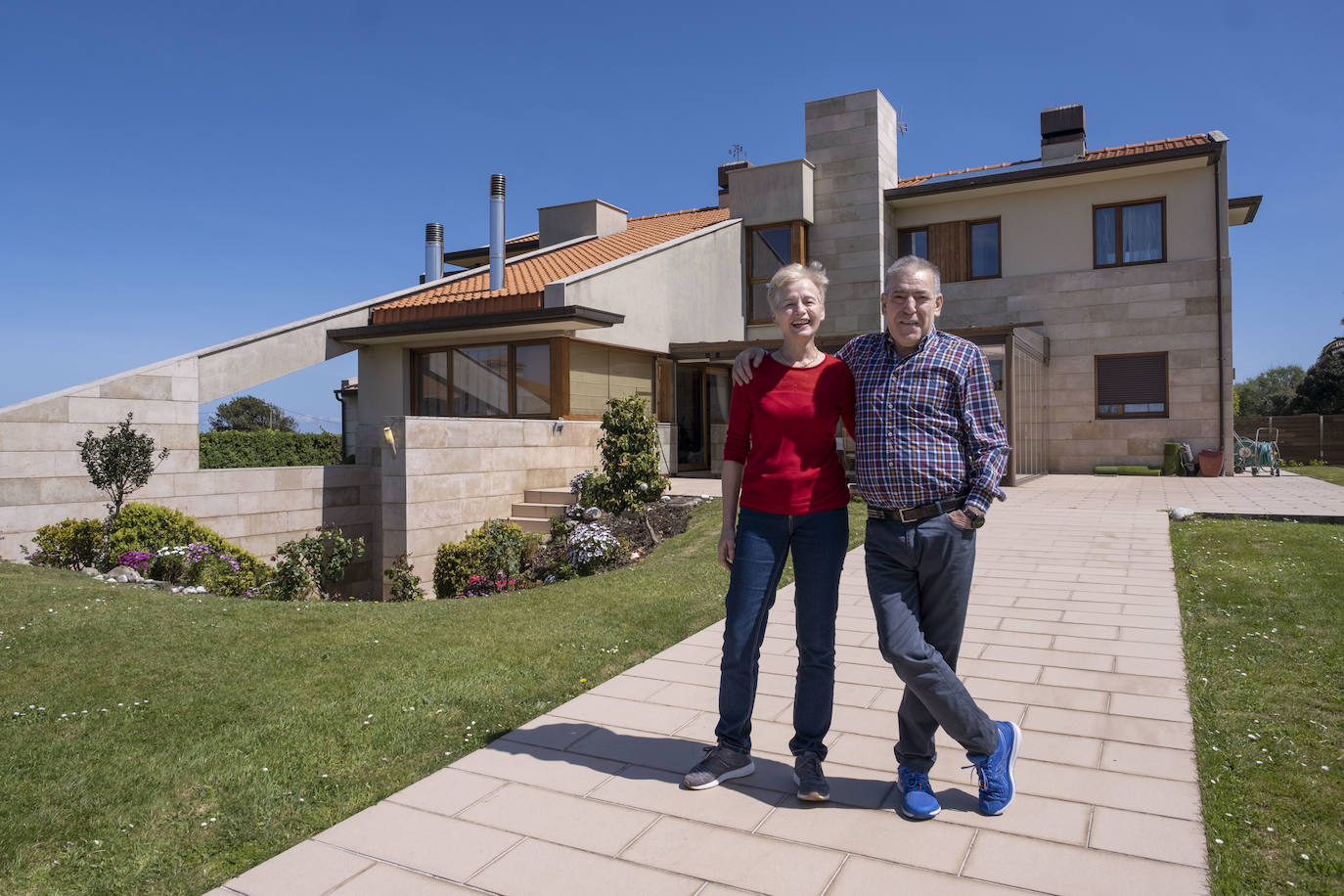 Frente al Cantábrico. Los propietarios de la sidrería El Restallu han invertido sus ahorros en la casa de sus sueños, un diseño arquitectónico concebido por Cosme Cuenca para disfrutar de las vistas al mar y a la montaña