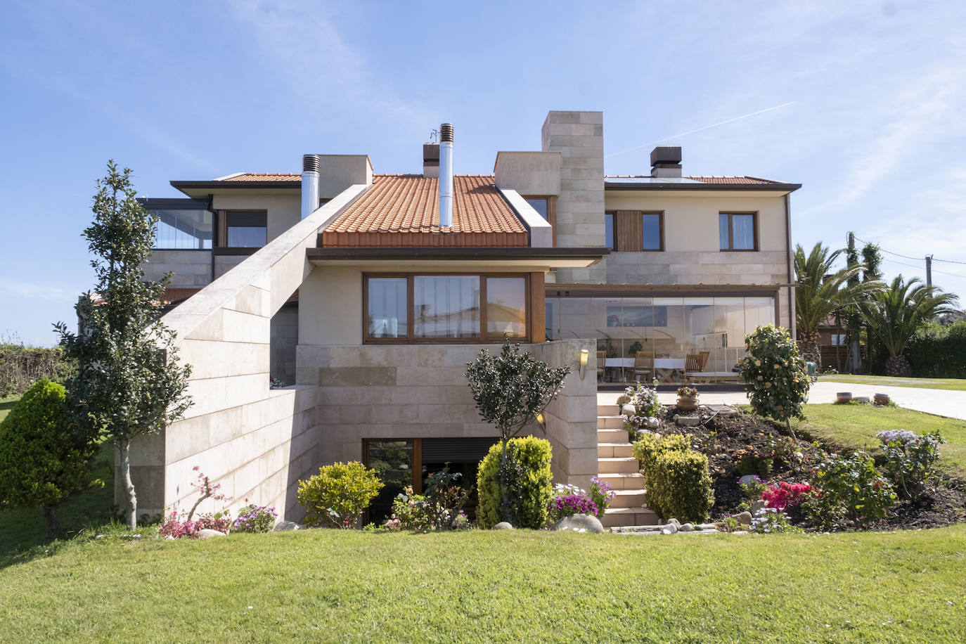 Frente al Cantábrico. Los propietarios de la sidrería El Restallu han invertido sus ahorros en la casa de sus sueños, un diseño arquitectónico concebido por Cosme Cuenca para disfrutar de las vistas al mar y a la montaña