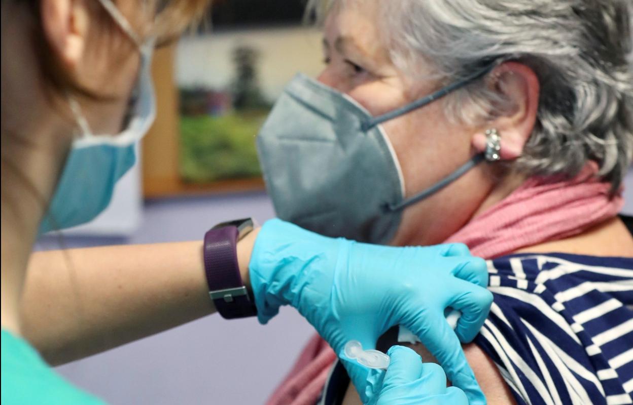 Una mujer recibe una dosis de la vacuna en Gijón. 