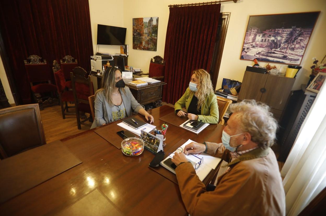 Rita Camblor conversa con la alcaldesa en Lena. 